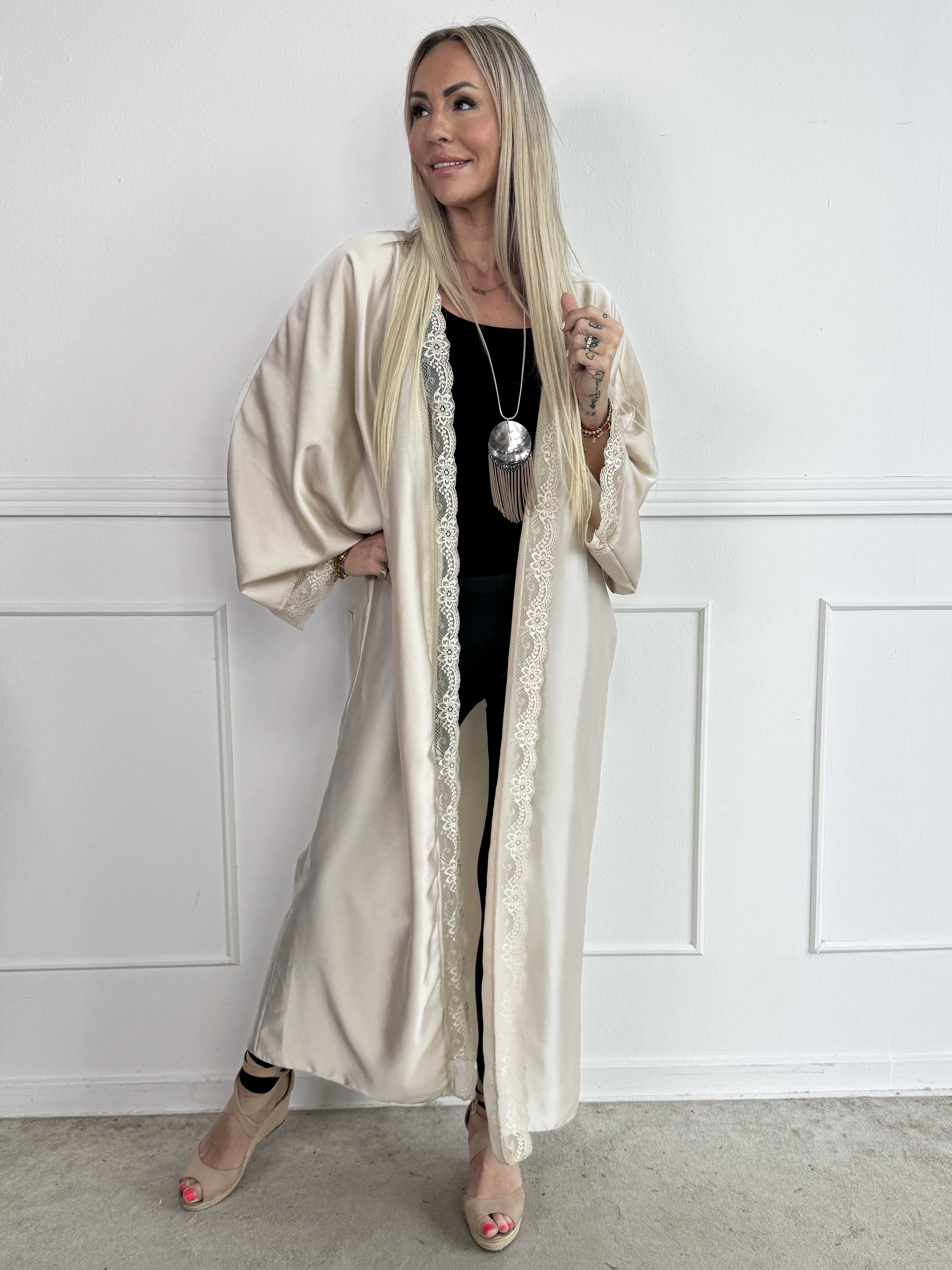 Deiene - Lang kimono i silkelook med elegant blondekant for et let og sofistikeret udtryk